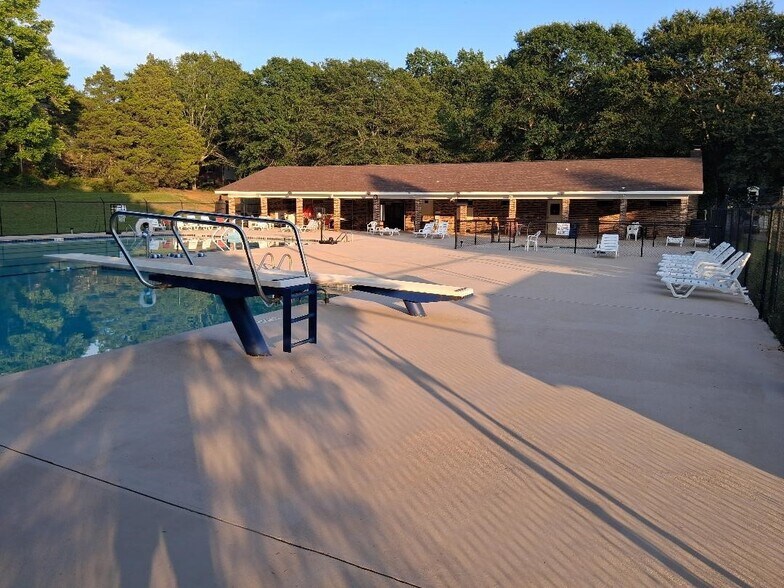 More Photos Of 712 Brooks Rd, Mauldin Swimming Pool For Sale