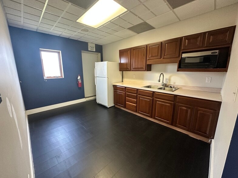 More Photos Of 1255 Erie Ct, Crown Point Light Distribution For Lease