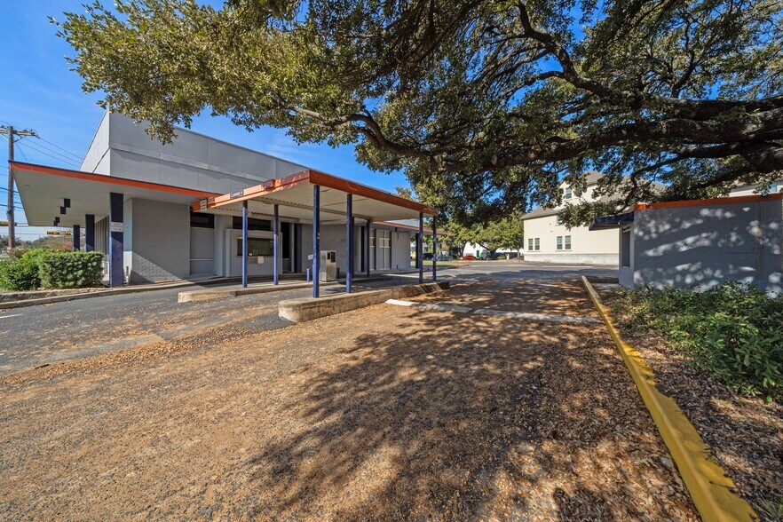 More Photos Of 1610 W North Loop Blvd, Austin Bank For Lease