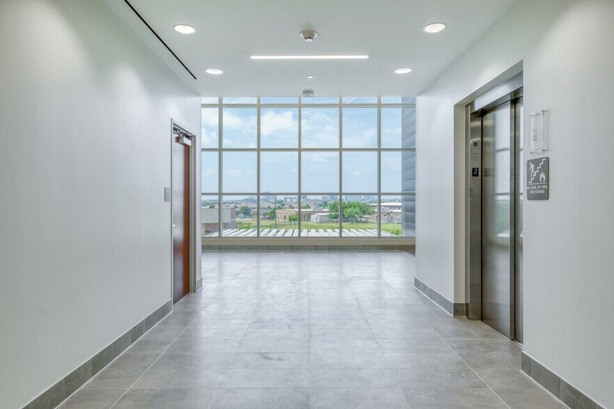 More Photos Of 12601 Metric Blvd, Austin Office For Sale