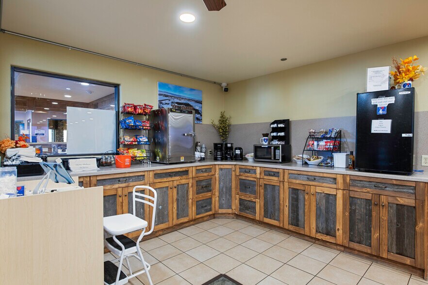 More Photos Of 1424 W Pine St, Pinedale Hotel For Sale