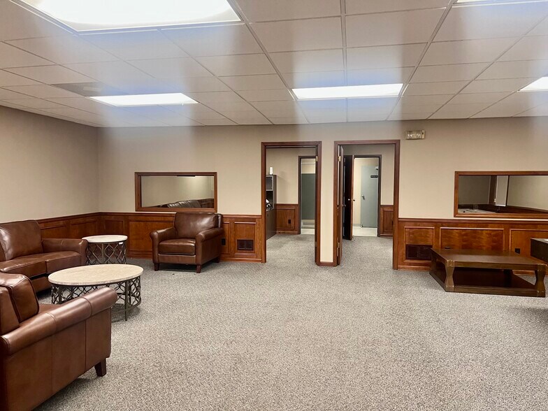 More Photos Of 7410 Sni-A-Bar Rd, Kansas City Manufacturing For Lease