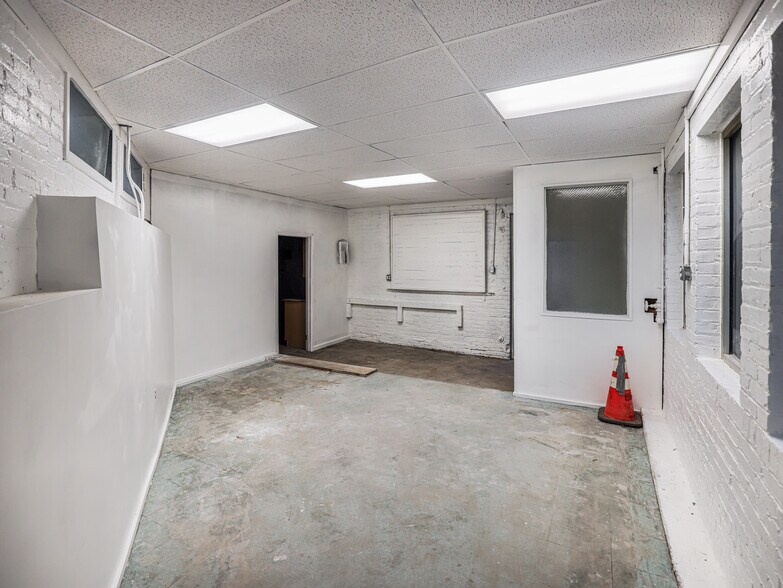 More Photos Of 918 Rickenbach St, Pittsburgh Distribution For Sale