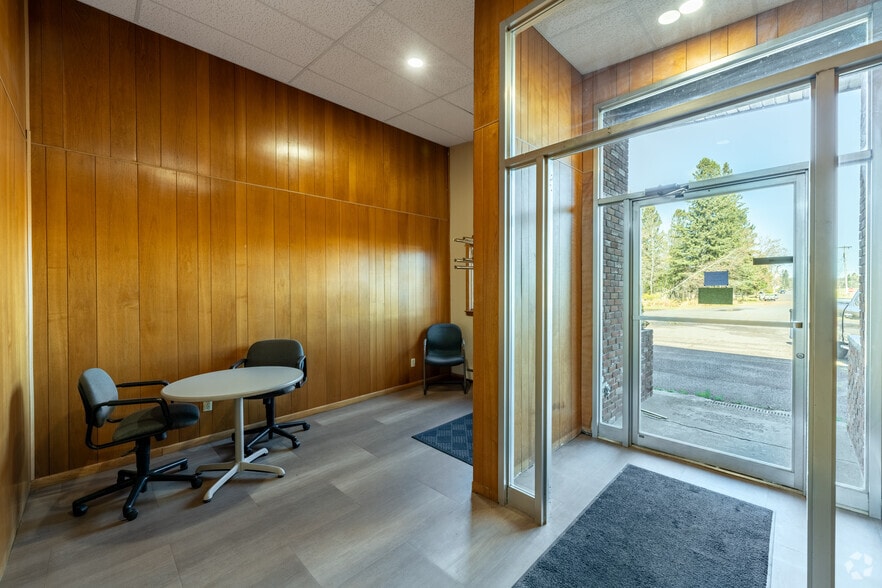 More Photos Of 236 S 2nd St, Butternut Distribution For Lease