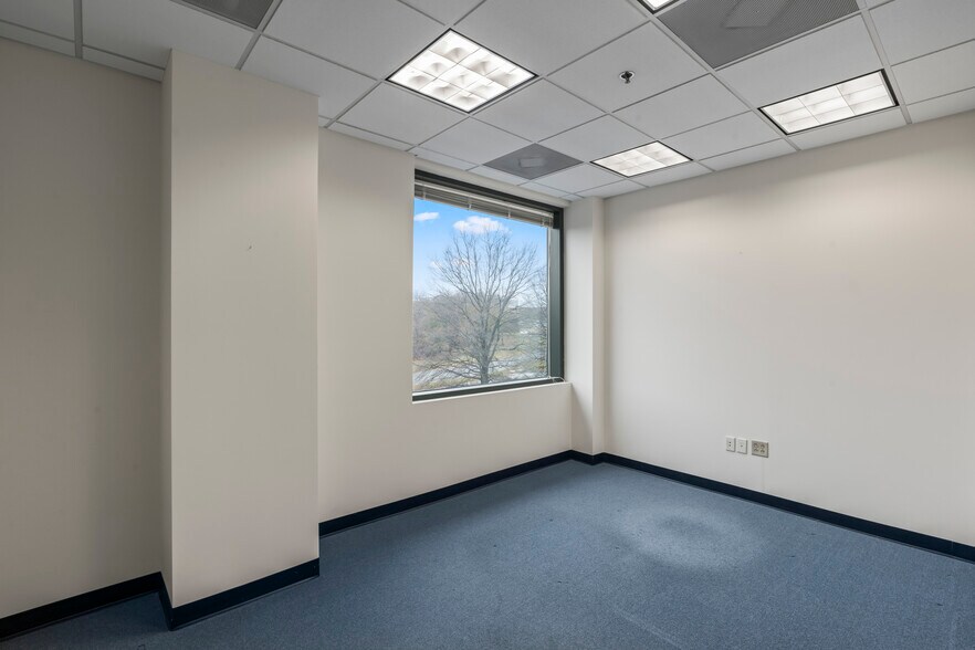 More Photos Of 19455 Deerfield Ave, Lansdowne Medical For Lease