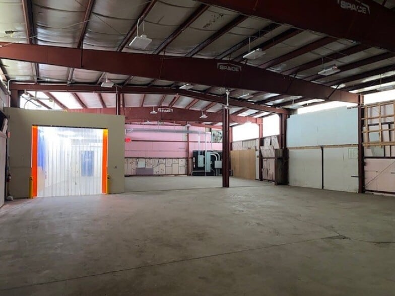 More Photos Of 92 Londonderry Tpke, Manchester Storefront Retail Office For Lease