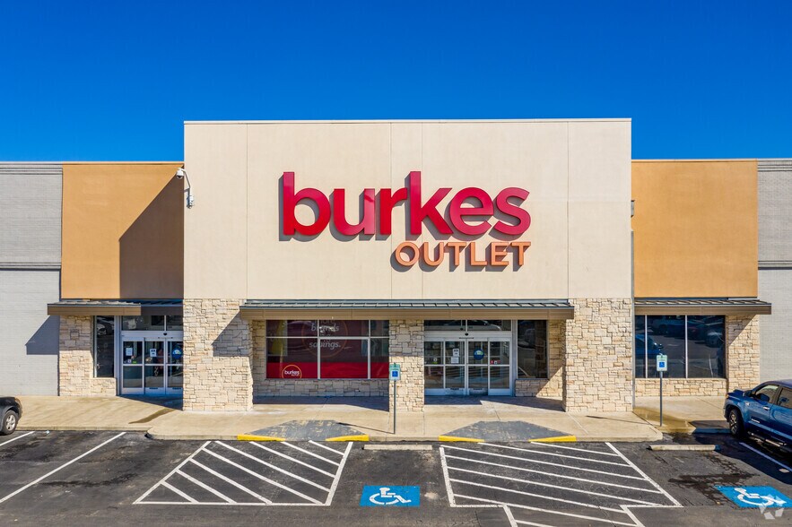 More Photos Of 8480-8680 Fourwinds Dr, San Antonio Unknown For Lease