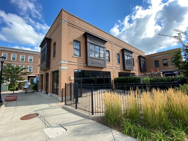 More Photos Of 545-547 N Milwaukee Ave, Libertyville General Retail For Lease