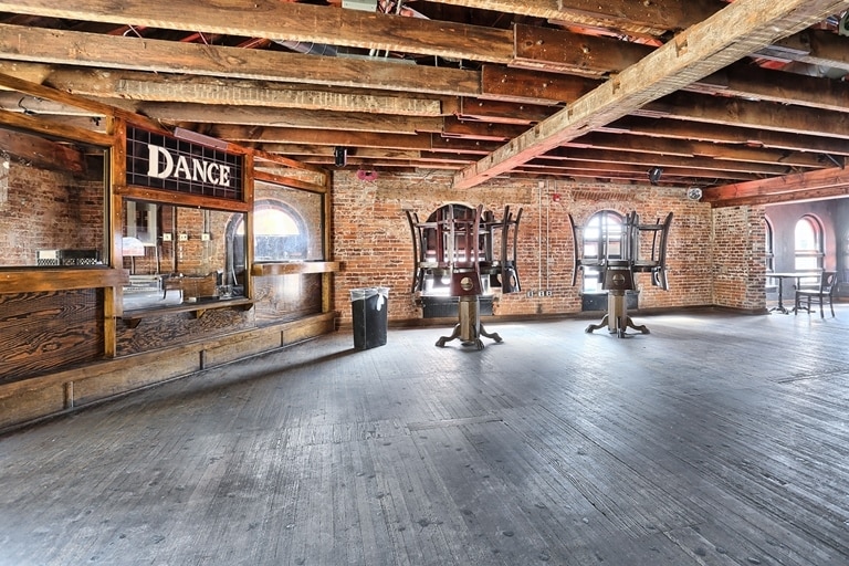 More Photos Of 321 N 2nd St, Harrisburg Restaurant For Lease