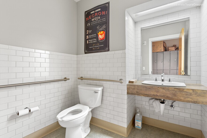 More Photos Of 1331 SW Broadway St, Portland Restaurant For Sale