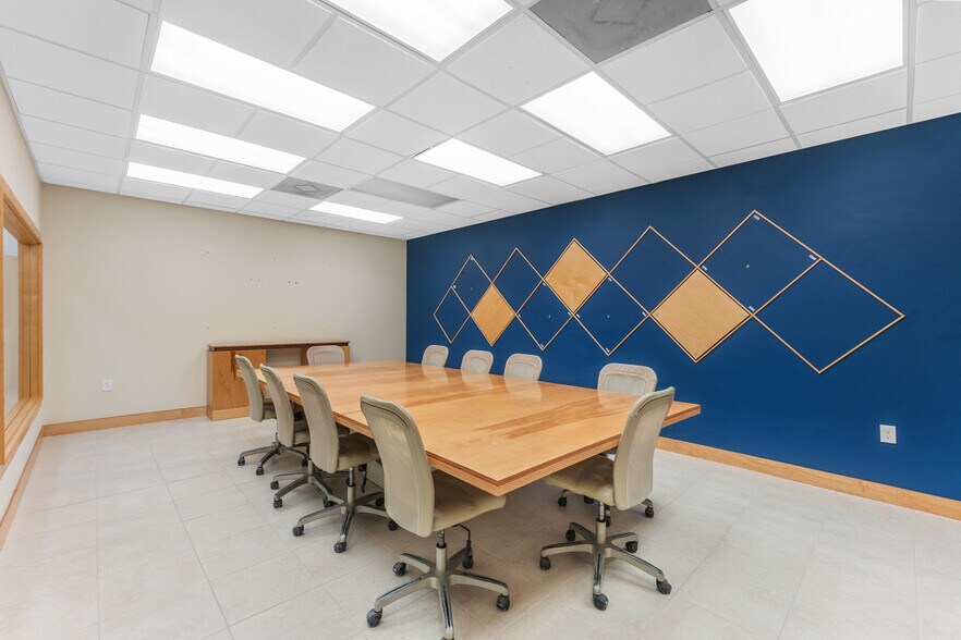 More Photos Of 4451 8th Ave S, Saint Petersburg Manufacturing For Lease