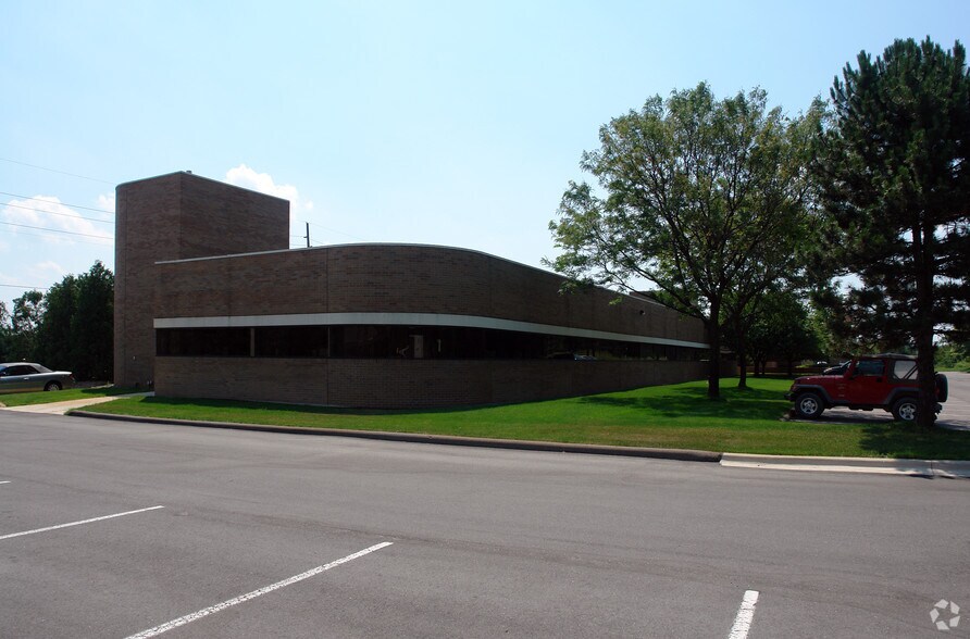 More Photos Of 2900 Union Lake Rd, Commerce Township Office For Sale