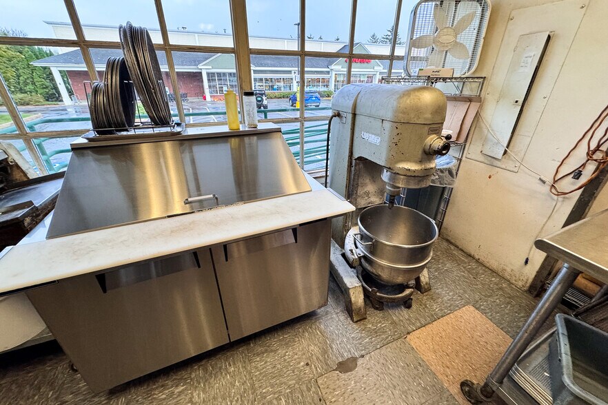 More Photos Of 10 Washington St, Middlebury Freestanding For Sale