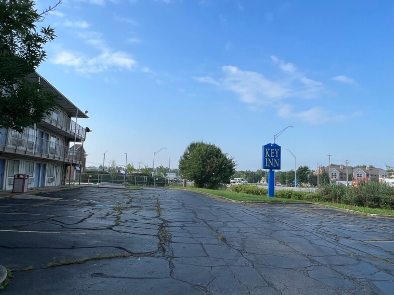 More Photos Of 311 E Highland Rd, Macedonia Hotel For Sale