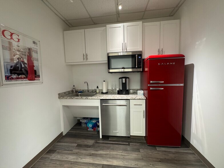 More Photos Of 6681 NE Roswell Rd, Atlanta Freestanding For Lease