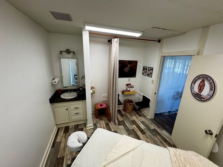 More Photos Of 9220 Foster St, Overland Park Loft Creative Space For Lease