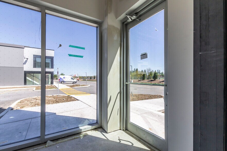 More Photos Of 585 Hanlon Creek Blvd, Guelph Showroom For Lease