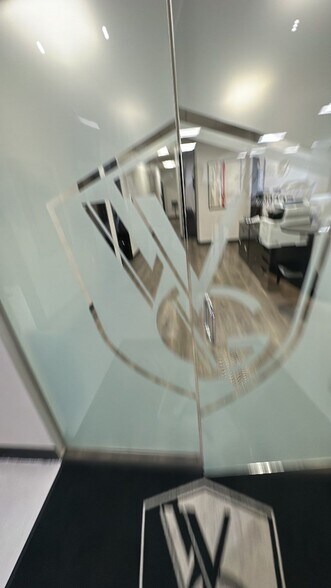 More Photos Of 10640-10650 Gateway Blvd, Creve Coeur Light Distribution For Lease