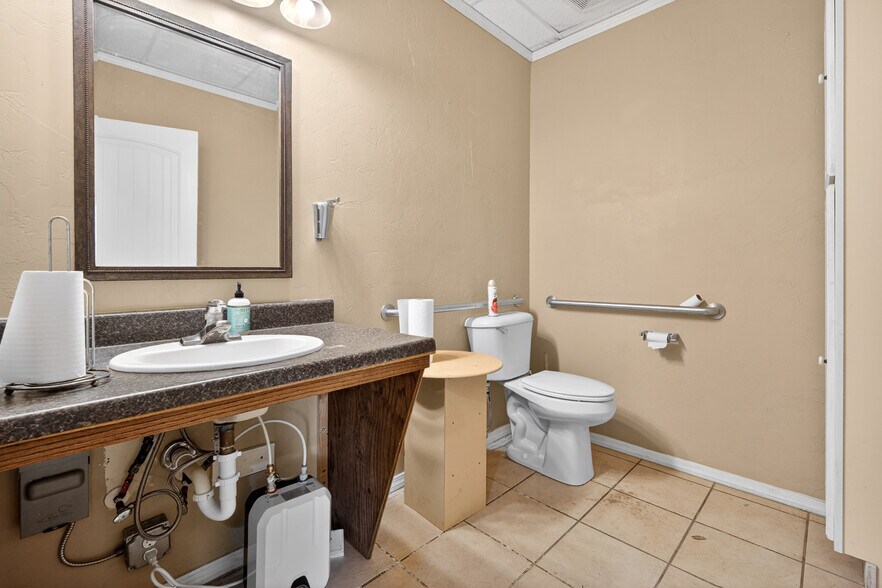 More Photos Of 1835 Industrial Blvd, Norman Warehouse For Sale