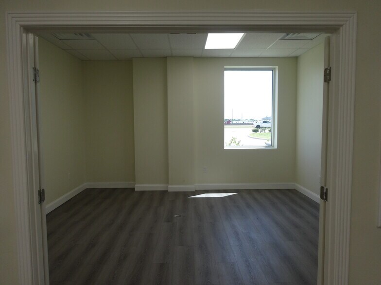 More Photos Of 500 Commerce Pky, Katy Warehouse For Lease