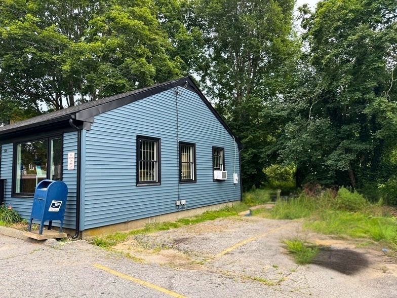 More Photos Of 529 Old County Rd, Westport Post Office For Sale
