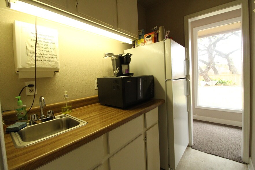 More Photos Of 13170 Pond Springs Rd, Austin Auto Repair For Sale