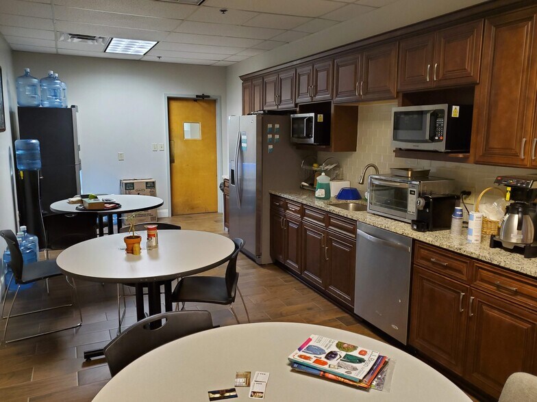More Photos Of 5000 Highlands Pky SE, Smyrna Warehouse For Lease