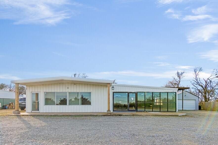 Primary Photo Of 4737 TX-91, Denison Showroom For Lease