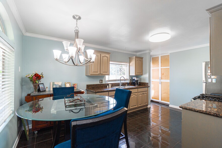 More Photos Of 1562 W 31st St, Long Beach Apartments For Sale