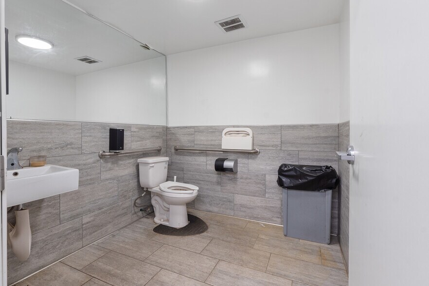 More Photos Of 3501 Emery St, Los Angeles Manufacturing For Sale