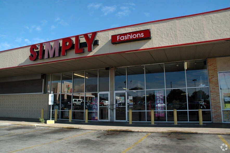 More Photos Of 3200 S Lancaster Rd, Dallas General Retail For Lease