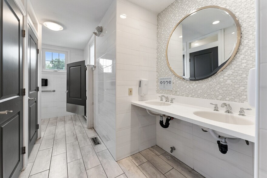 More Photos Of 135 Cooper St, Agawam Specialty For Sale