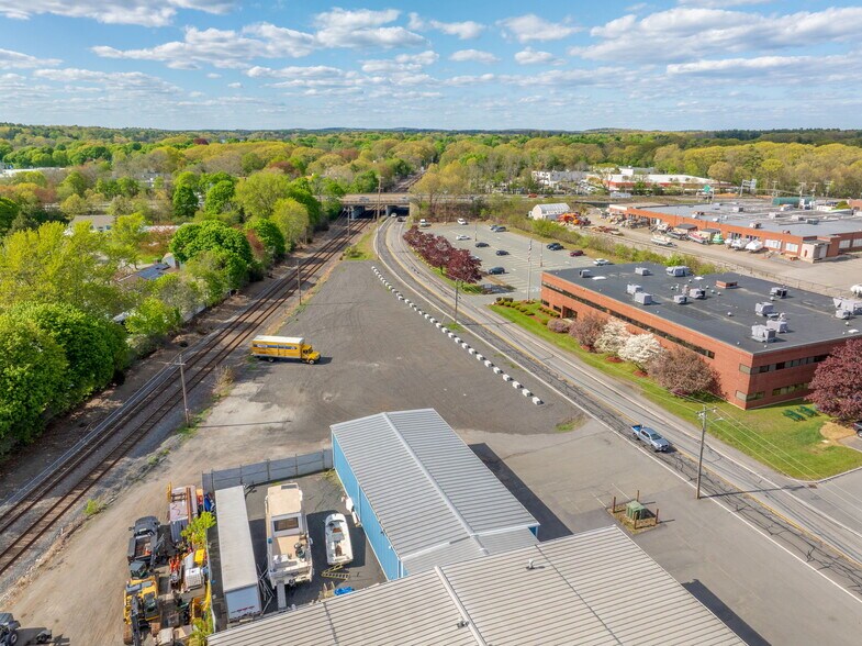 More Photos Of 27 Tozer Rd, Beverly Warehouse For Lease