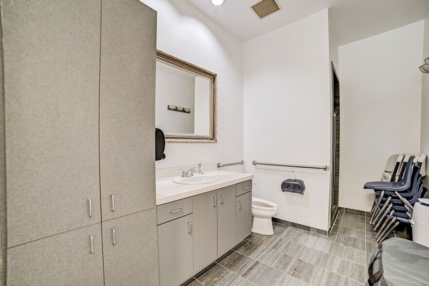 More Photos Of 2515 Cordes Dr, Sugar Land General Retail For Sale