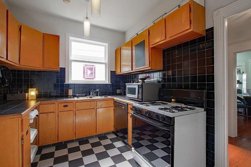 More Photos Of 108 W 10th 1/2 St, Houston Storefront Retail Office For Lease