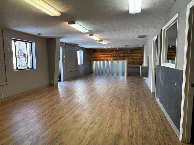 More Photos Of 27 Brians Way, Somerset Warehouse For Lease