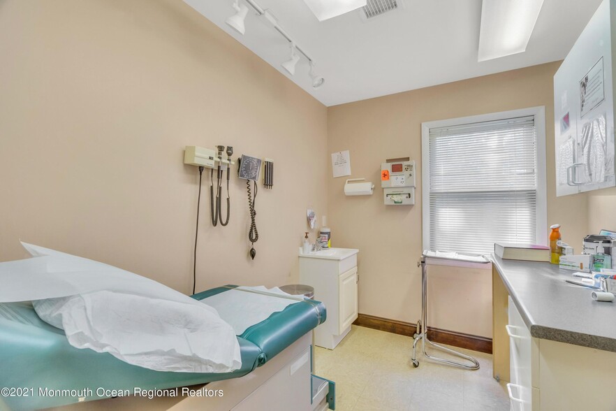 More Photos Of 2101 Lake Rd, Manchester Medical For Sale