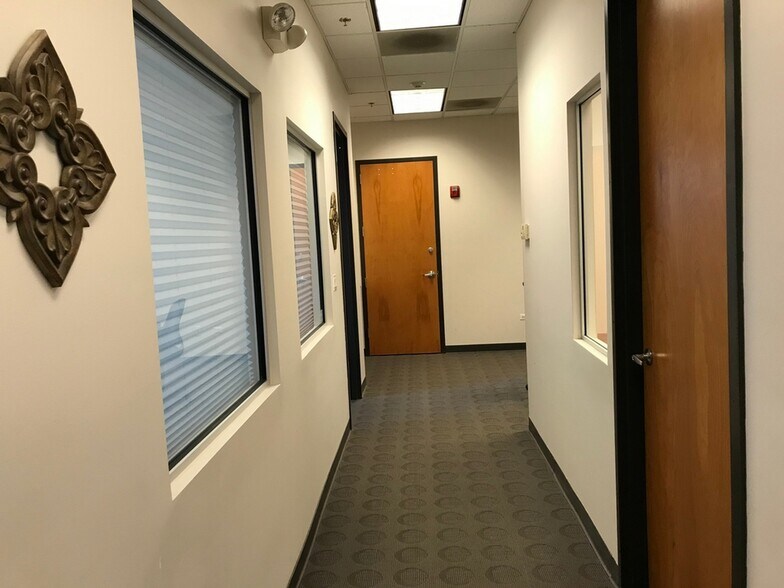 More Photos Of 9 Crystal Lake Rd, Lake In The Hills Office For Lease