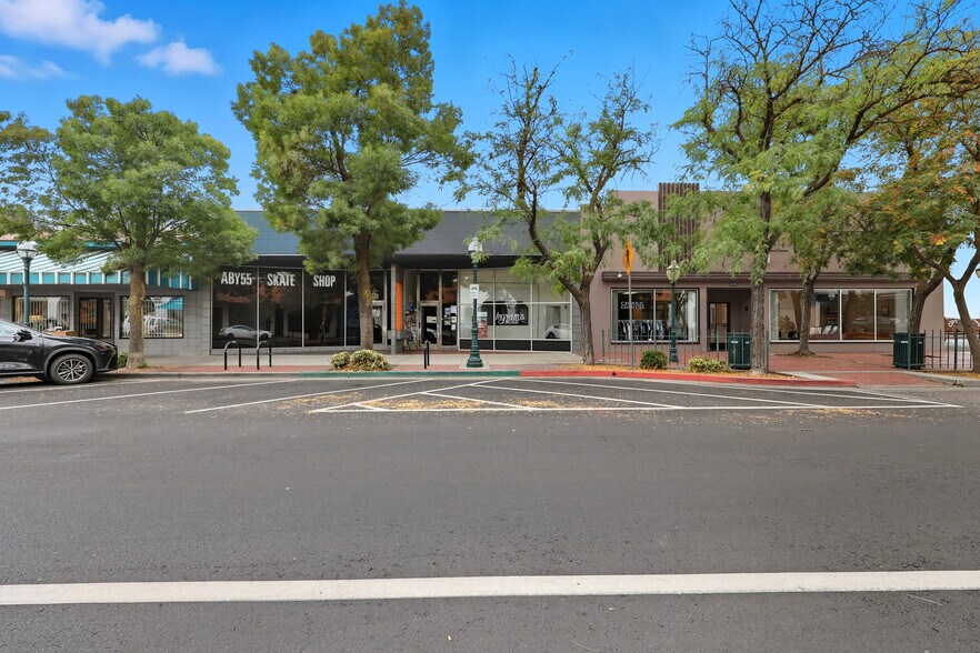 Primary Photo Of 328-332 W Main St, Merced Storefront For Lease