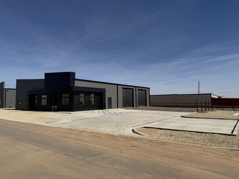 More Photos Of 3204 118th St, Lubbock Flex For Lease