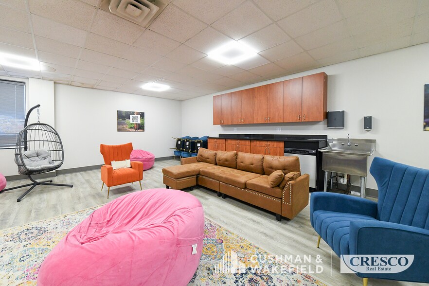 More Photos Of 14445 Broadway Ave, Cleveland Office For Sale