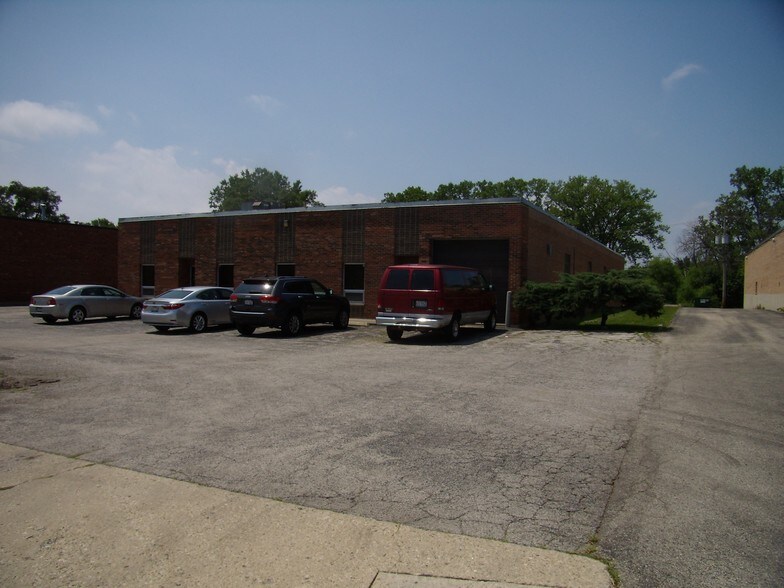 More Photos Of 2074-2078 S Foster Ave, Wheeling Warehouse For Lease