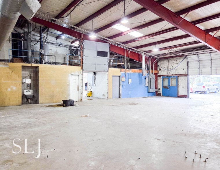 More Photos Of 8326-8330 Harry Hines Blvd, Dallas Auto Repair For Lease