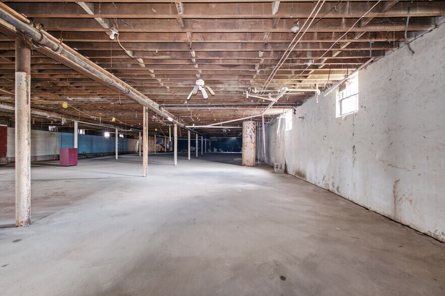 More Photos Of 1 Public Square Red Boiling Springs Sq, Lafayette Showroom For Sale