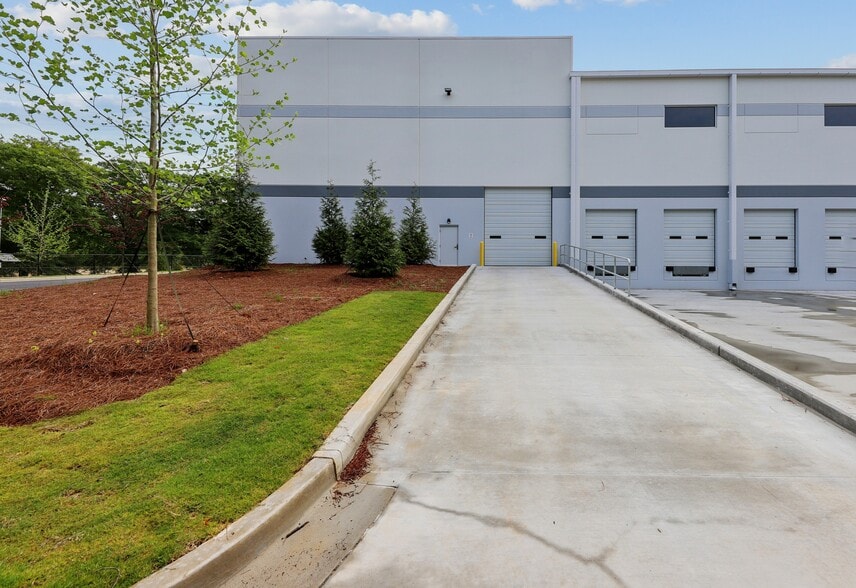 More Photos Of 3945 Gilbert Rd, Atlanta Distribution For Lease