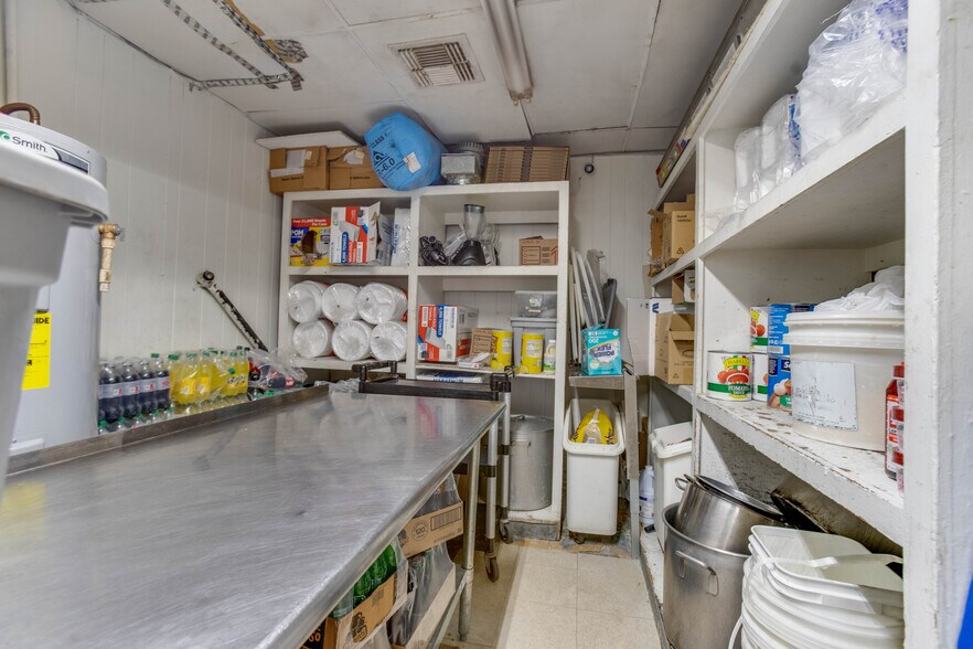 More Photos Of 2915 Market St, Baytown General Retail For Sale