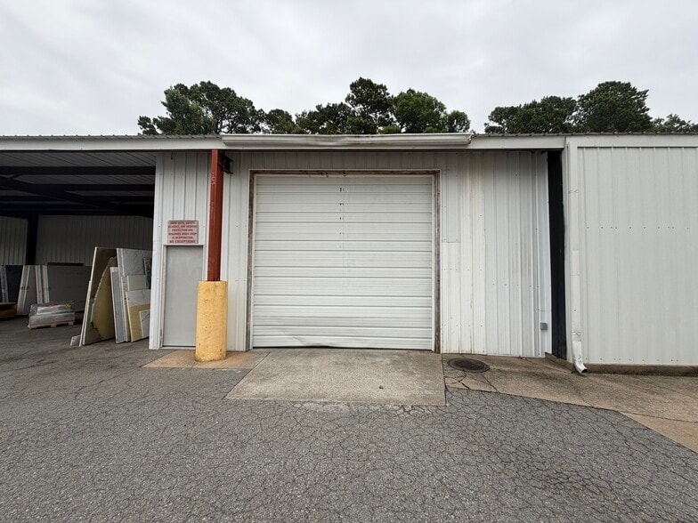 More Photos Of 18525 I-30 Hwy, Benton Showroom For Sale