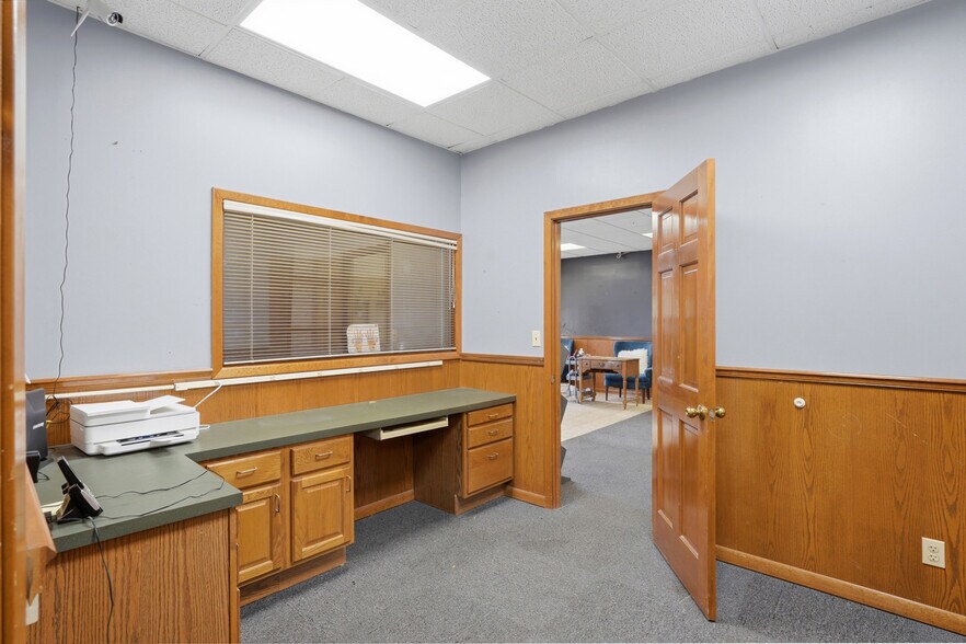 More Photos Of 118 Main st, Blackwater Office For Sale
