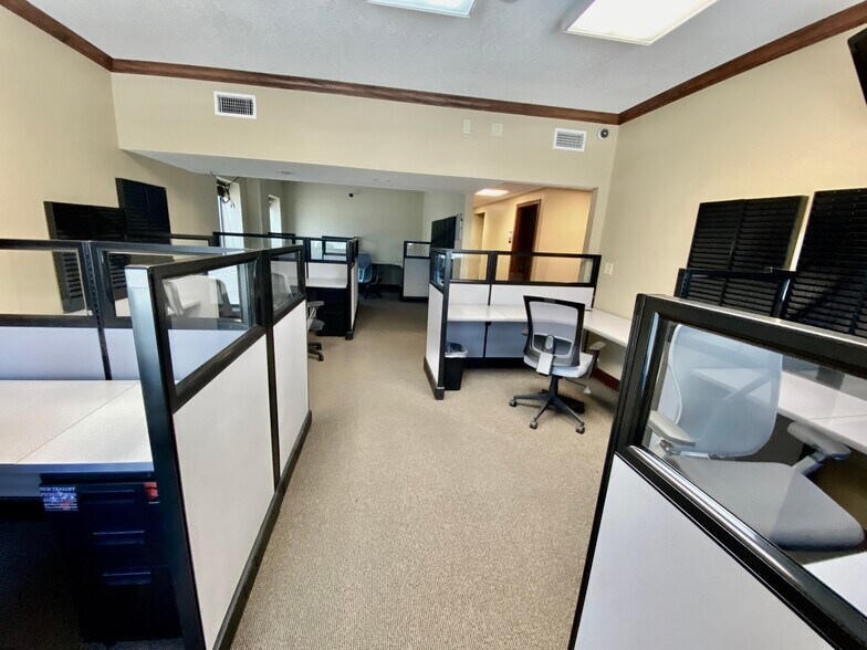 More Photos Of 11115 Neeshaw Dr, Houston Warehouse For Lease