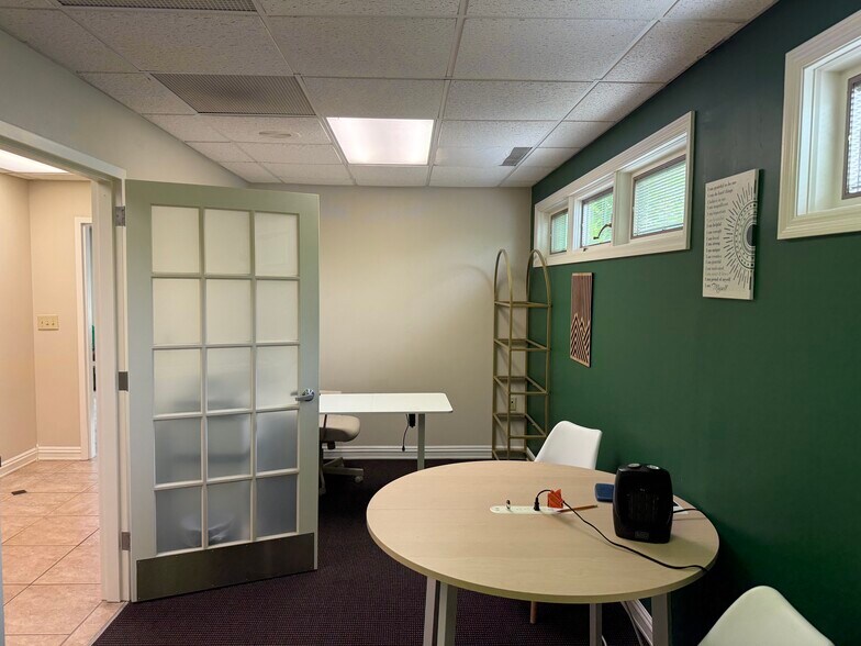 More Photos Of 400 N Main St, Centerville Office For Sale